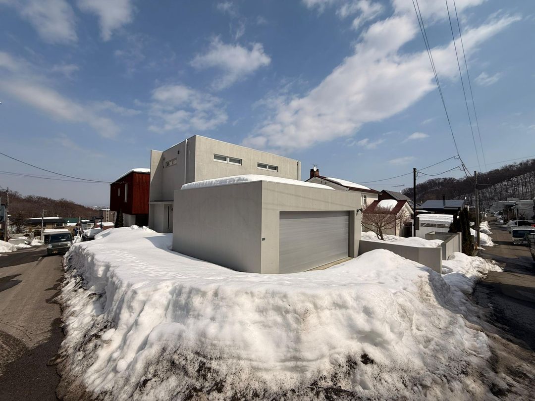 Elevated Concrete Residence in Sakaigawa, Sapporo - 2 Bedrooms - Thumbnail 3