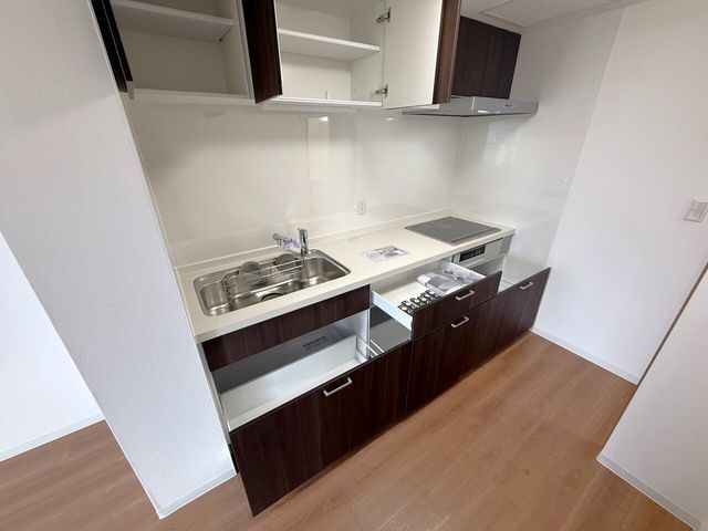 Renovated 4LDK Apartment in Sapporo's Paruguraasa Square - Thumbnail 2