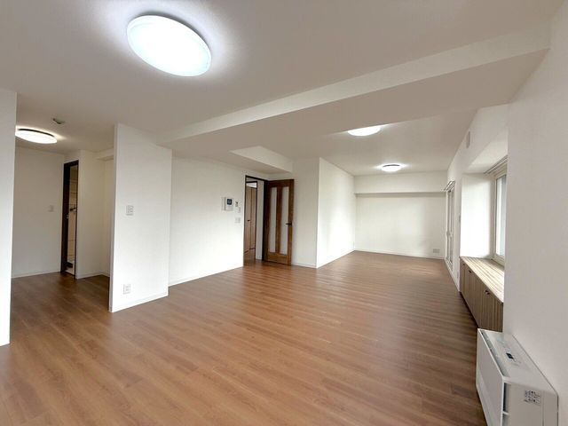 Renovated 4LDK Apartment in Sapporo's Paruguraasa Square - Thumbnail 3