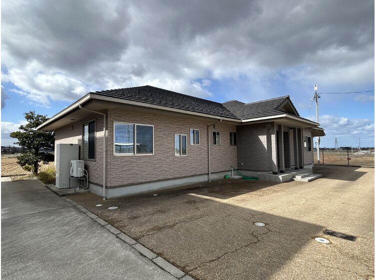 3LDK Single-Story House for Sale in Hakusan with Mountain Views - Thumbnail 2