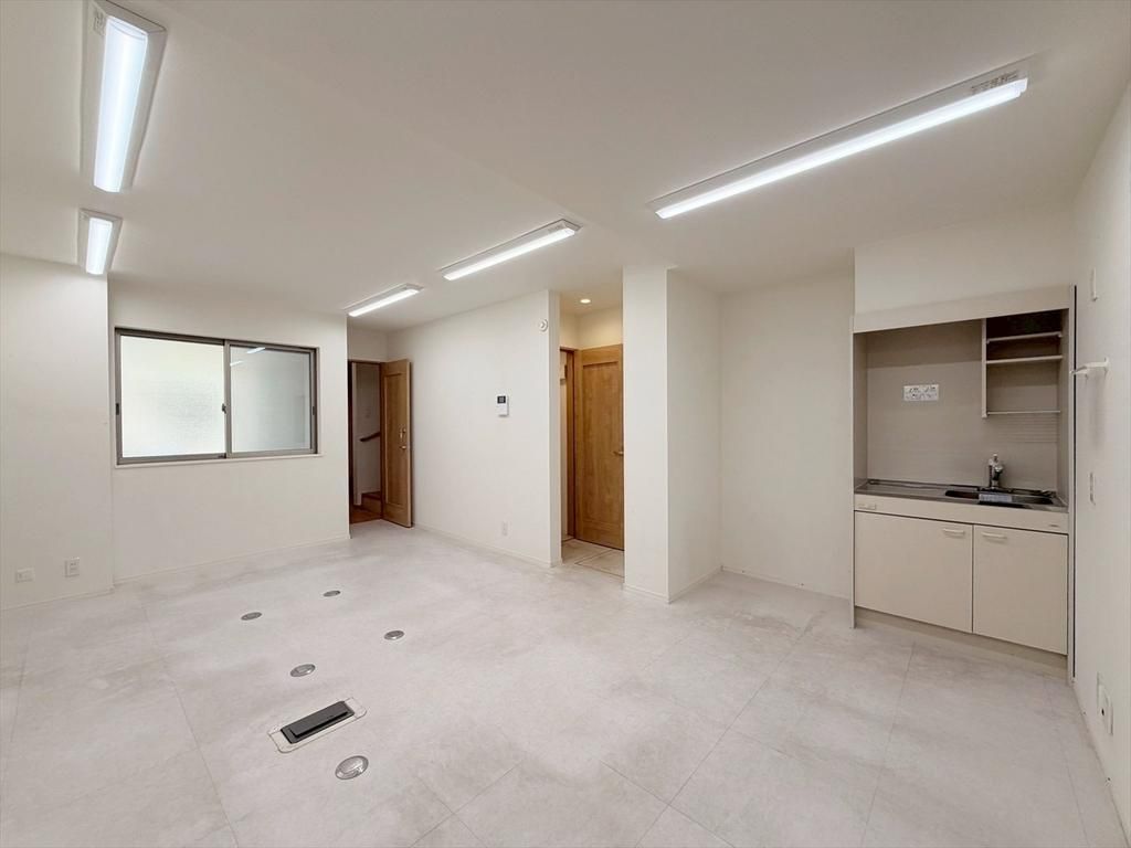 Modern 3-Story House with Office in Nerima, Tokyo - Thumbnail 3