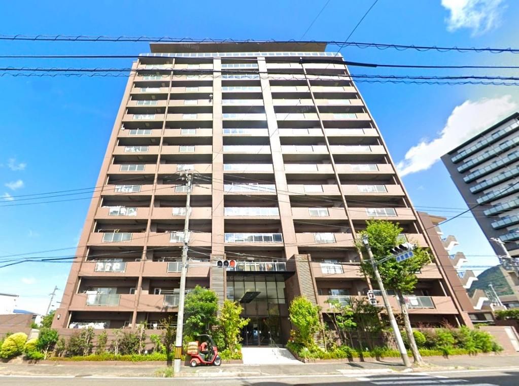4LDK Pet-Friendly Apartment in Kitakyushu with Balcony Views - Image 1
