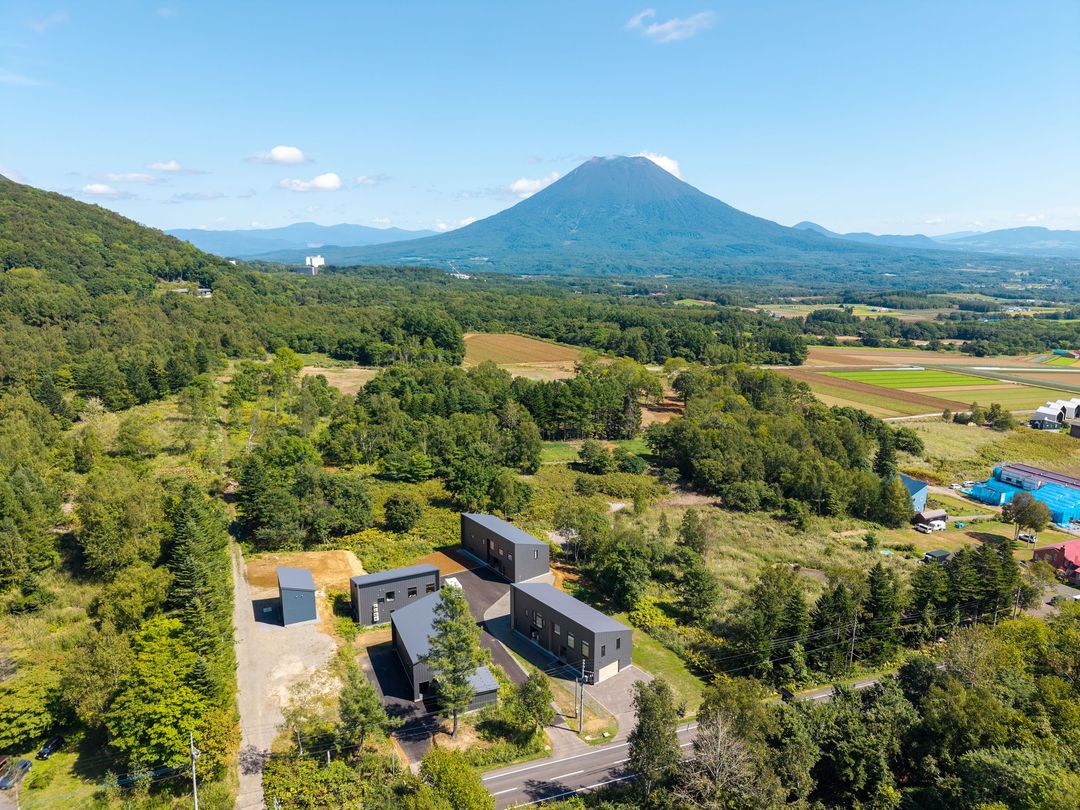Modern 4-Bedroom Chalet with Garage in Niseko, Hokkaido - Thumbnail 2