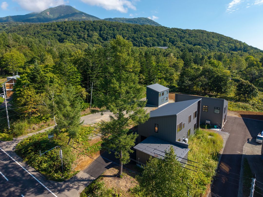 Modern 4-Bedroom Chalet with Garage in Niseko, Hokkaido - Thumbnail 4