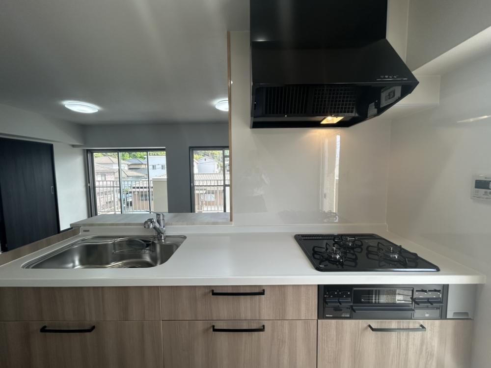 Renovated 3SLDK Apartment in Yahatanishi-ku, Kitakyushu - Thumbnail 2