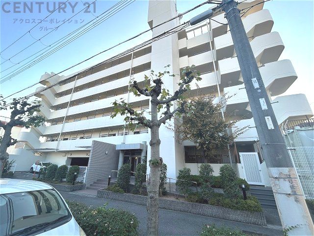 Famille Nishikoshien 4LDK Apartment in Nishinomiya - Thumbnail 2