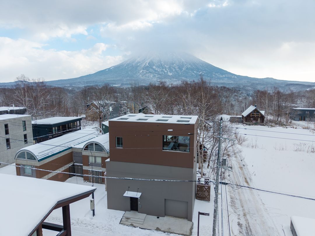 New 4BR Ski Chalet in Niseko Hirafu, Hokkaido - Thumbnail 2