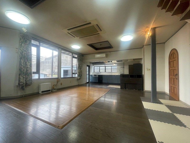 5LDK House in Kitakyushu with Spacious Living Area - Thumbnail 2