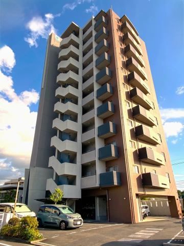 3LDK Apartment in Matsuyama with Southeast Balcony Views - Thumbnail 2