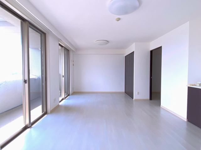 3LDK Apartment in Matsuyama with Southeast Balcony Views - Thumbnail 4