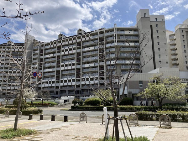 3LDK Apartment in Kobe's Higashinada Ward with Balcony - Thumbnail 3