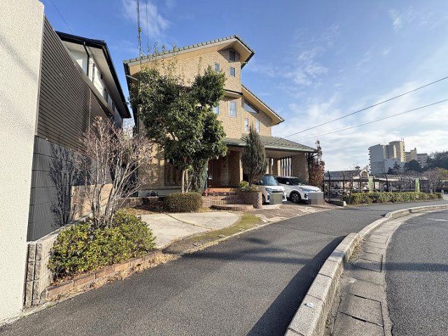 6LDK House for Sale in Hatsukaichi, Near Maesora Station - Thumbnail 2