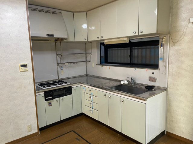 4DK Wooden House in Hirakata with Spacious Balcony - Thumbnail 3