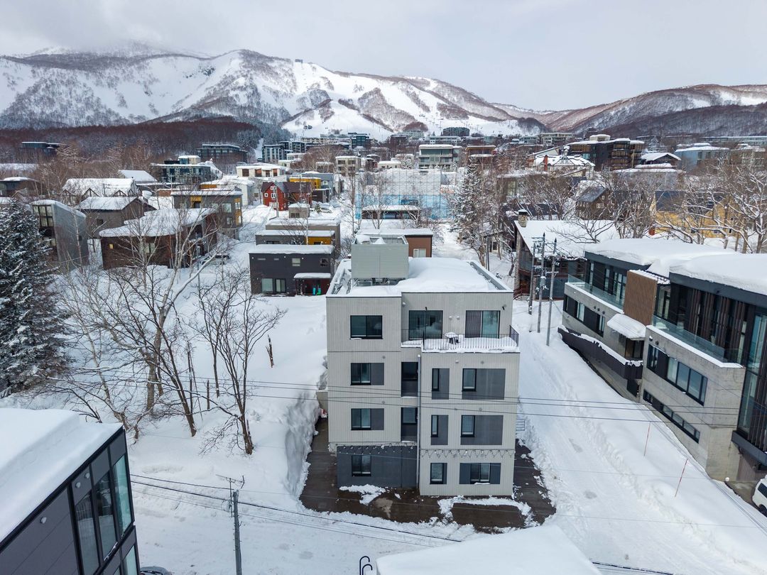 Niseko Hirafu Resort Hotel QFox GMG - 20 Bedroom Building for Sale - Thumbnail 2