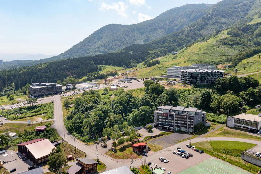 3,827 sqm Ski-In Development Land in Niseko Hirafu, Hokkaido - Thumbnail 3