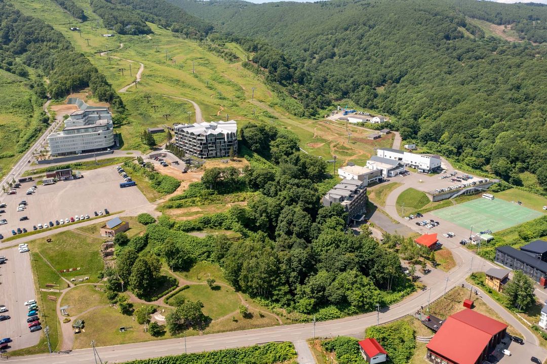 3,827 sqm Ski-In Development Land in Niseko Hirafu, Hokkaido - Thumbnail 2
