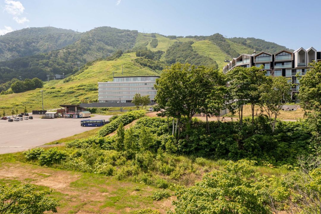 3,827 sqm Ski-In Development Land in Niseko Hirafu, Hokkaido - Thumbnail 4