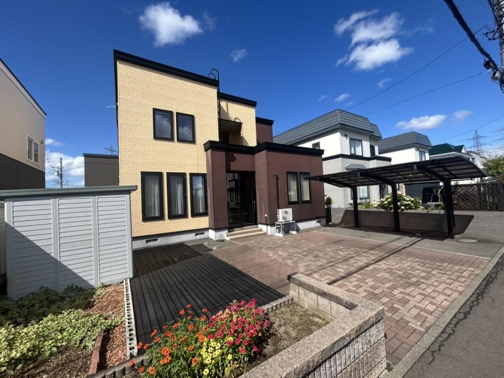 4LDK Family House in Ebetsu Hokkaido with Carport | 130.42 sqm - Thumbnail 2