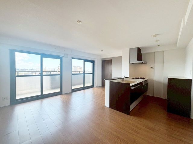 Renovated 4LDK Apartment in Minato Ward, Nagoya with Top-Floor Views - Thumbnail 3