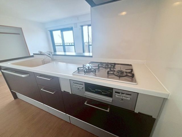 Renovated 4LDK Apartment in Minato Ward, Nagoya with Top-Floor Views - Thumbnail 2