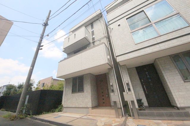 3LDK Family Home in Itabashi, Tokyo | 2013 Build | Near Stations - Image 1