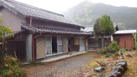 Traditional House with Storage Buildings in Matsusaka, Mie Prefecture - Image 1