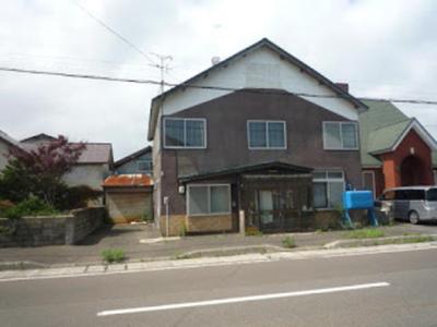 A detached house near the sea, with a 14-tatami mat Japanese-style room (1 additional room) and a flush toilet. There are two toilets. There is also a separate building, garage and warehouse. 70,000 per month (1 month security deposit), regular lease contract (2 years), automatic renewal without renewal fee. *Also available for sale — Image 1, Shintoku, Hokkaido