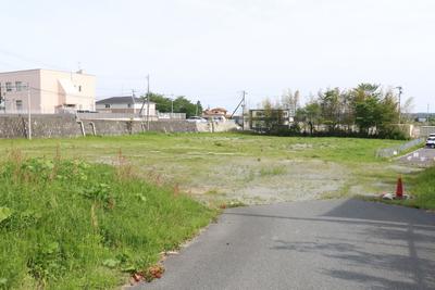 It is located in an easy-to-live-in location near a convenience store, close to a shopping street lined with supermarkets and home centers. — Image 1, Fukushima, Fukushima