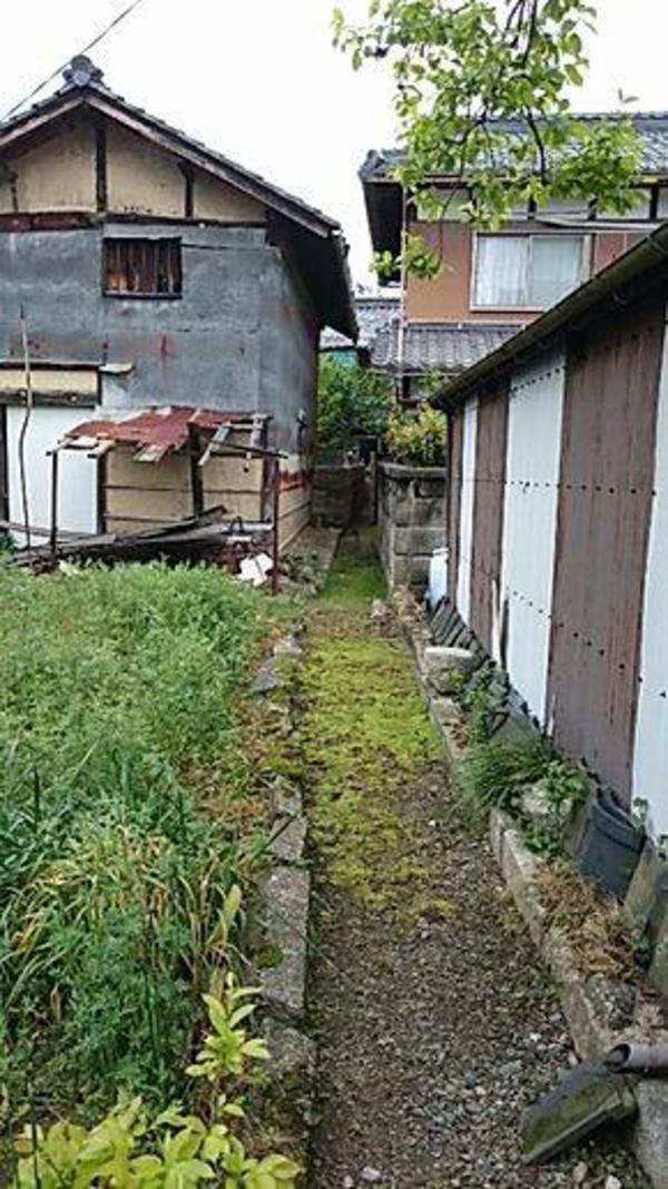 It is a quiet village on the shore of Lake Biwa in Hikone. It sells an old private house with a field for a vegetable garden. - Thumbnail 4