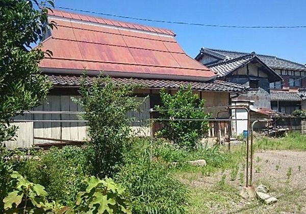 It is a quiet village on the shore of Lake Biwa in Hikone. It sells an old private house with a field for a vegetable garden. - Thumbnail 3