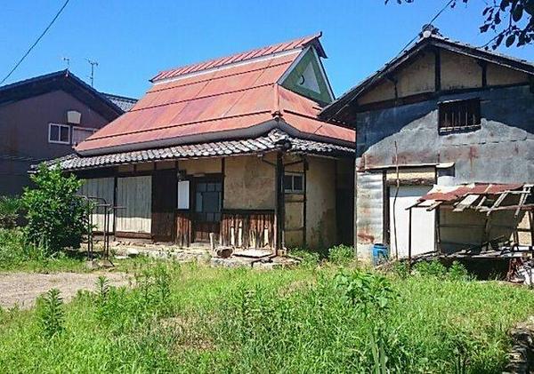 It is a quiet village on the shore of Lake Biwa in Hikone. It sells an old private house with a field for a vegetable garden. - Image 1
