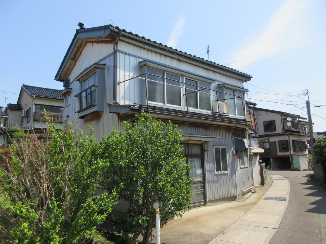 Shop and Home for Sale in Itoigawa's Temple District - Thumbnail 3