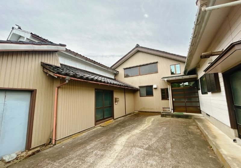 9DK House with Garden and Barn in Himi, Toyama - Thumbnail 2