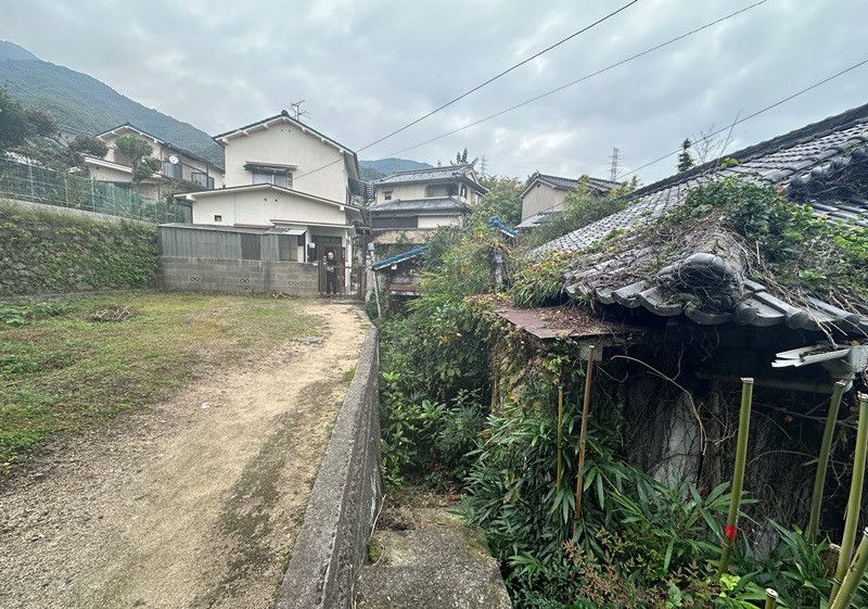 Large Land with Old House in Kure, Hiroshima - Bamboo Growth Through Structure - Thumbnail 3