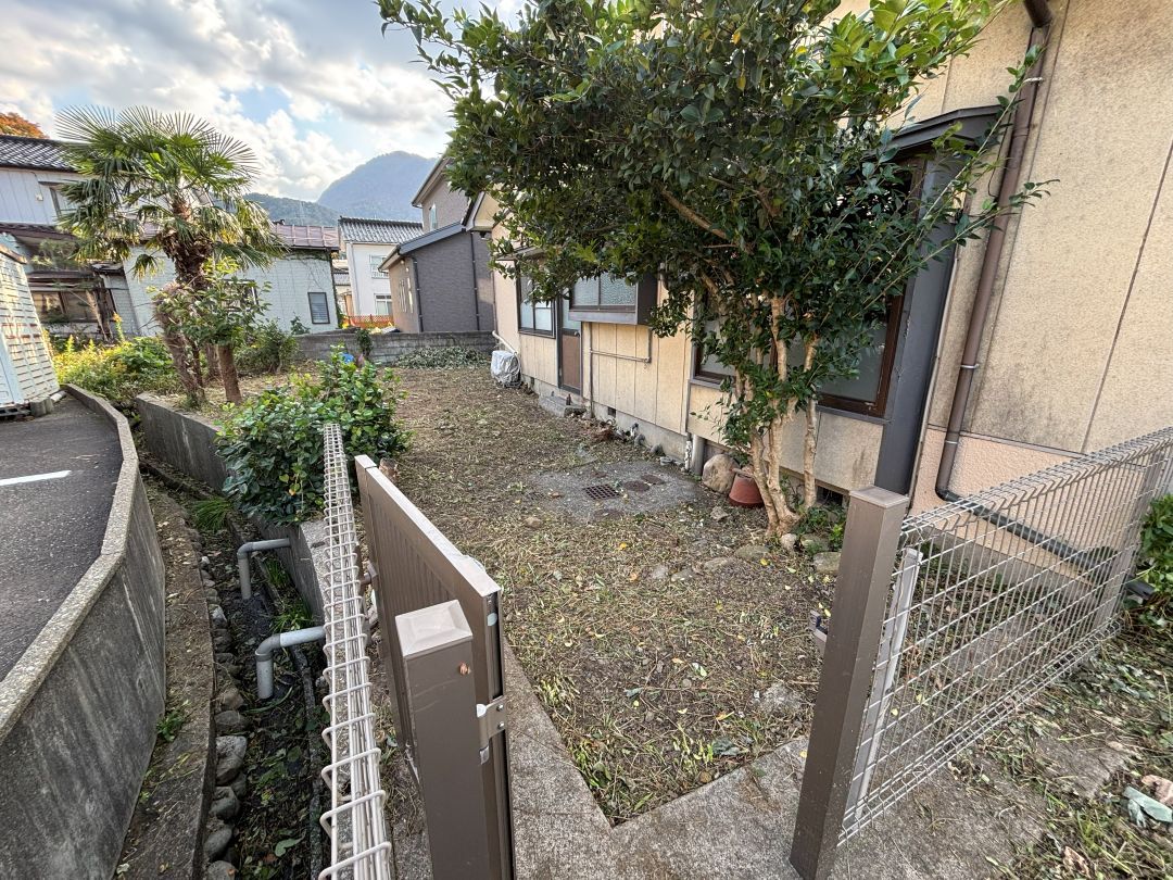 Aomi Vacant House for Sale in Itoigawa, Niigata - 6DK Near Station - Thumbnail 2