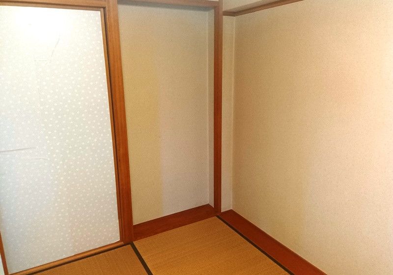 73m² 3LDK Partially Renovated Apartment in Tajimi, Gifu - Thumbnail 3