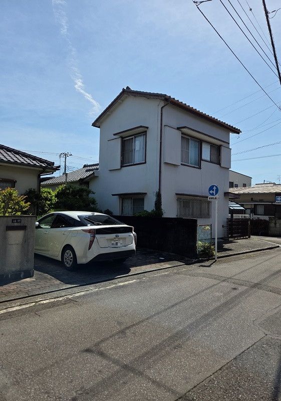 Detached House for Sale in Numazu, Shizuoka with Corner Lot - Thumbnail 2