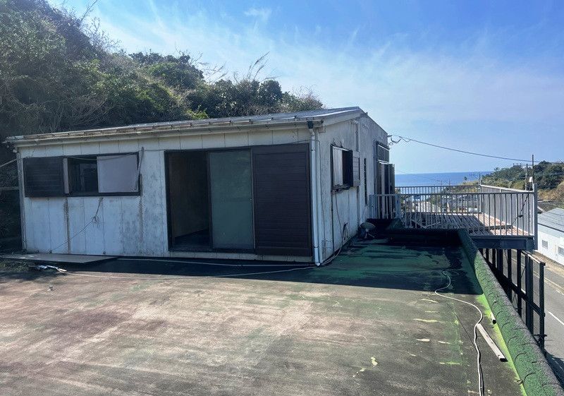 Large DIY Concrete House Near Sea with Rooftop in Nagasaki - Thumbnail 3