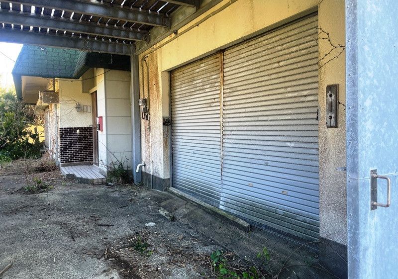 Large DIY Concrete House Near Sea with Rooftop in Nagasaki - Thumbnail 4