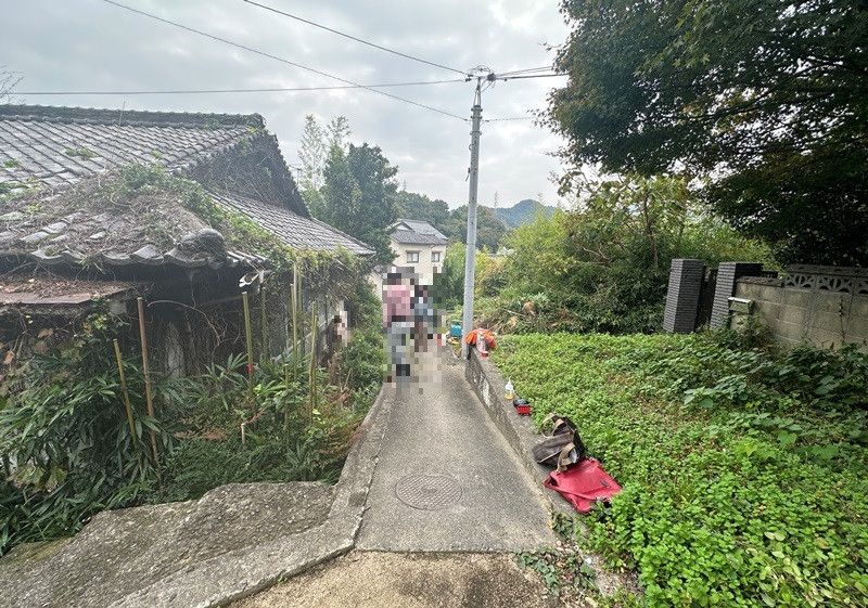 Large Land with Old House for Sale in Kure, Hiroshima - Thumbnail 3