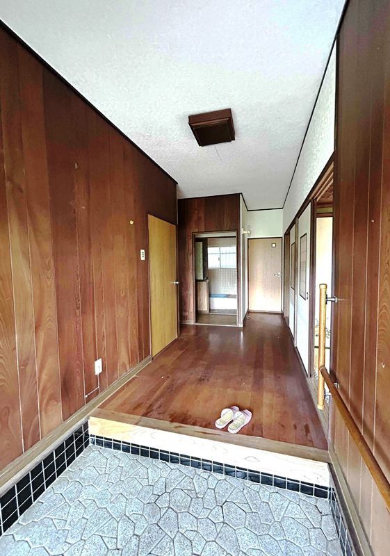 2-Story Wooden House for Sale in Shimonoseci, Yamaguchi - Thumbnail 2