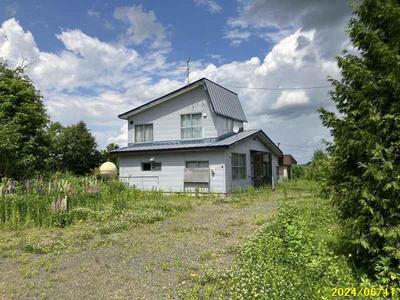 Traditional Home with Farmland in Scenic Biei, Hokkaido — Image 1, Biei, Hokkaido