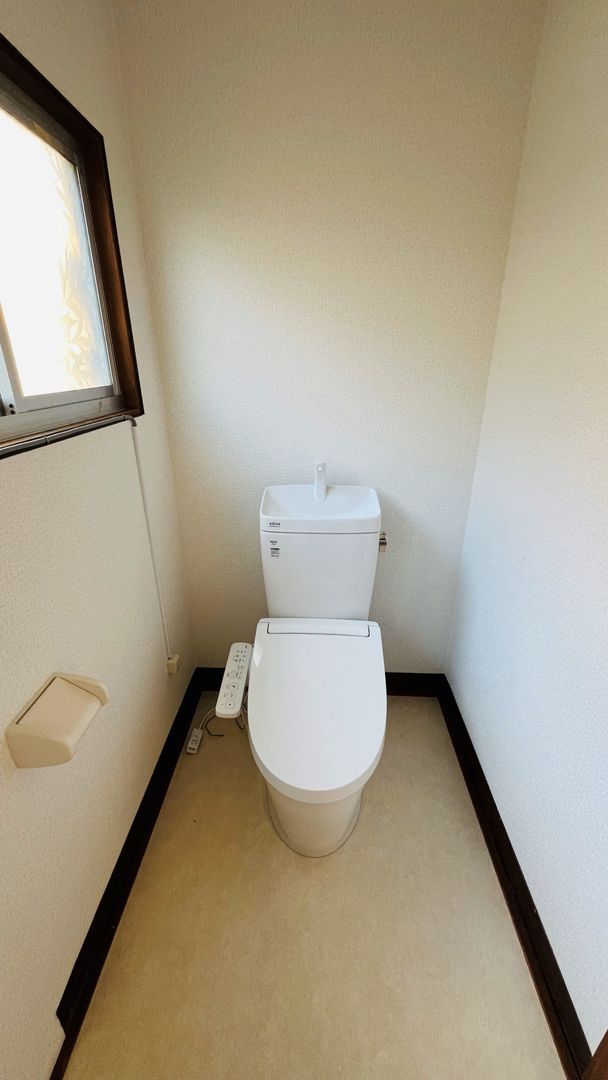 Renovated hillside home in Hyuga with ocean views - Thumbnail 3