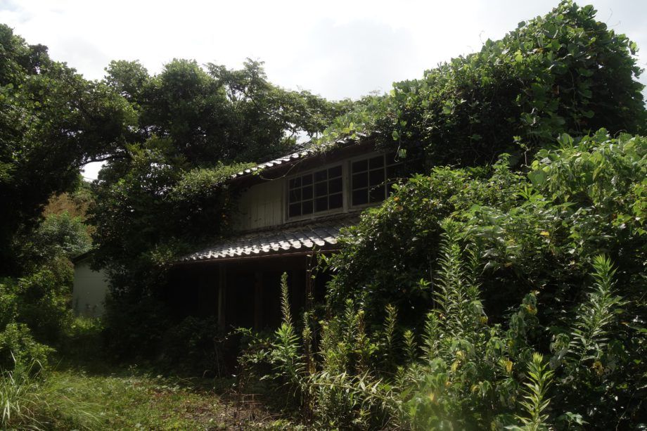 Demolition-Ready Home on Expansive Land in Iki City - Thumbnail 4