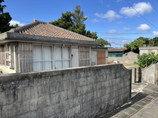 656.76 sqm Land with House in Kabira, Ishigaki for 29.8M Yen - Thumbnail 3