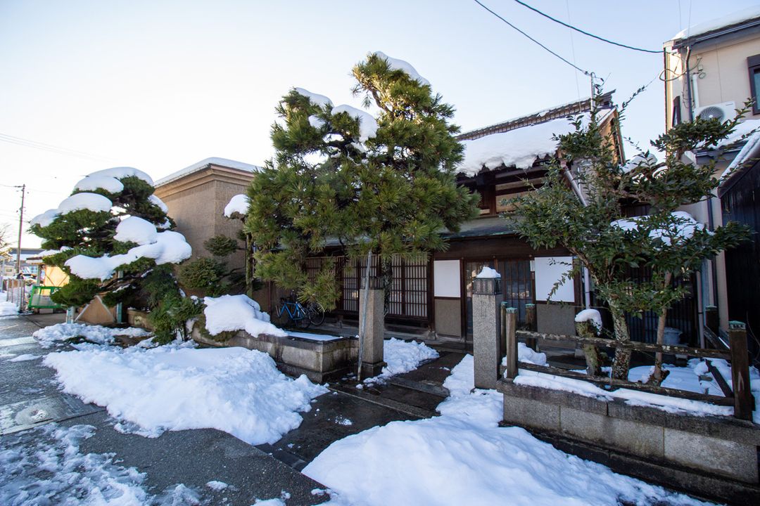 Meiji-Era Merchant's House in Takaoka with Kura Storage - Thumbnail 2