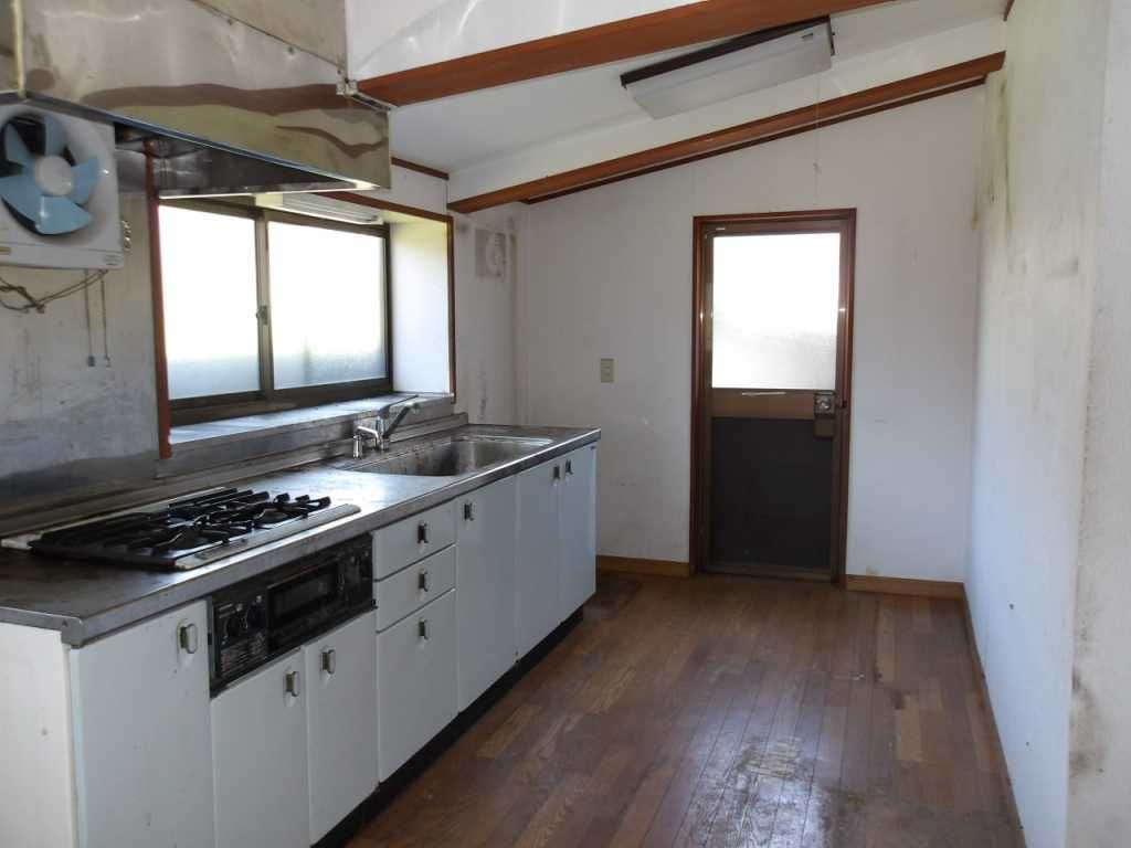 1966 Kiryu Property with 4 Structures on 160+ Tsubo - Thumbnail 3