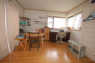 Ski Resort Former Pension with Wood Stove in Nagano's Kijimadaira - Thumbnail 4