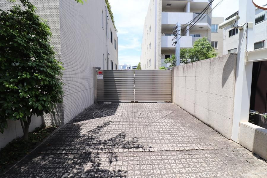 Jingumae 5-chome Blanche 2LDK Apartment for Sale in Shibuya - Thumbnail 2
