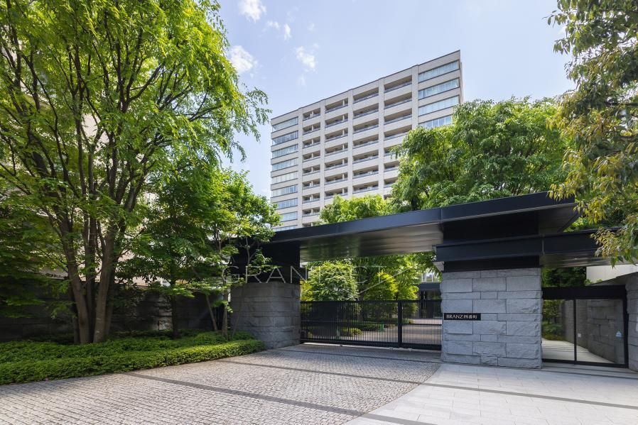 Brands Yonbancho 2LDK Apartment for Sale in Chiyoda, Tokyo - Image 1